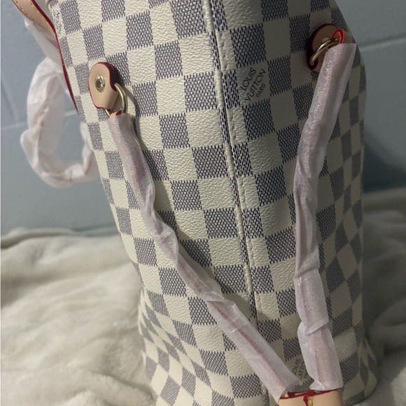 Louis Vuitton White and Gray Checkered Tote (refurbished) code is AR1027 - Picture 1 of 5